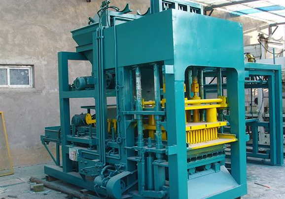 操作全自動水泥制磚機設備時需要注意什么